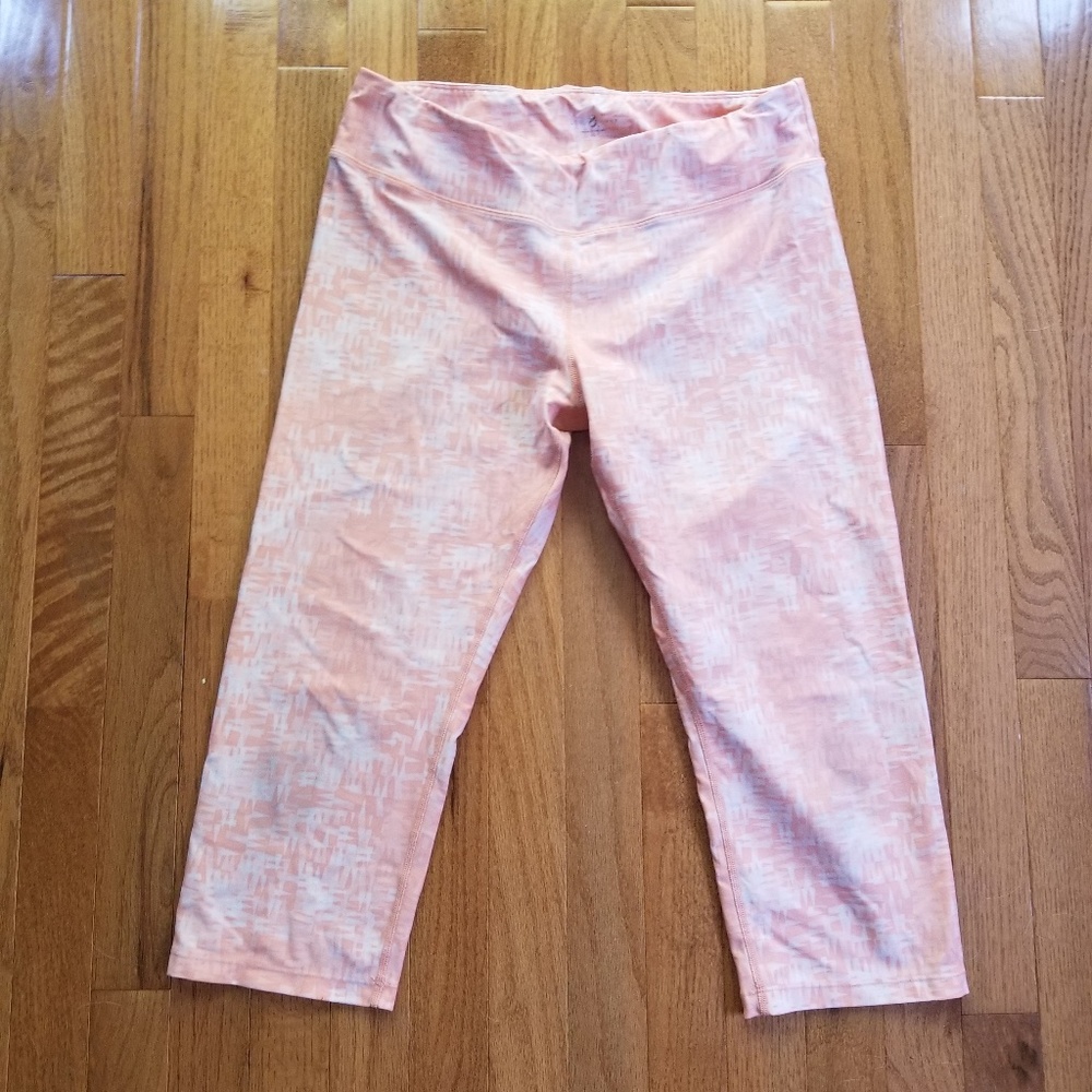 🌍 5/$25 SALE! Lou & Grey Crop 3/4 Leggings